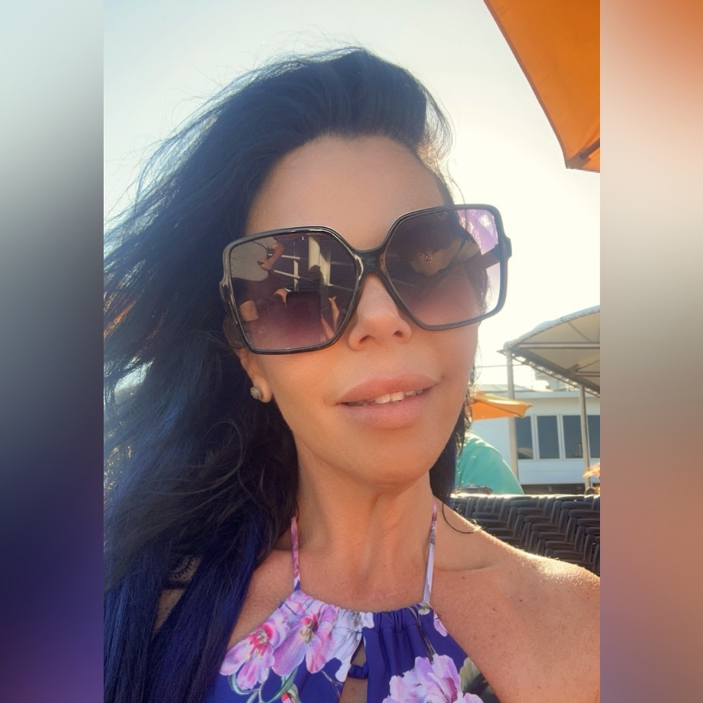 Meet your Poshers, Adrienne and Savannah 💕🌸✨